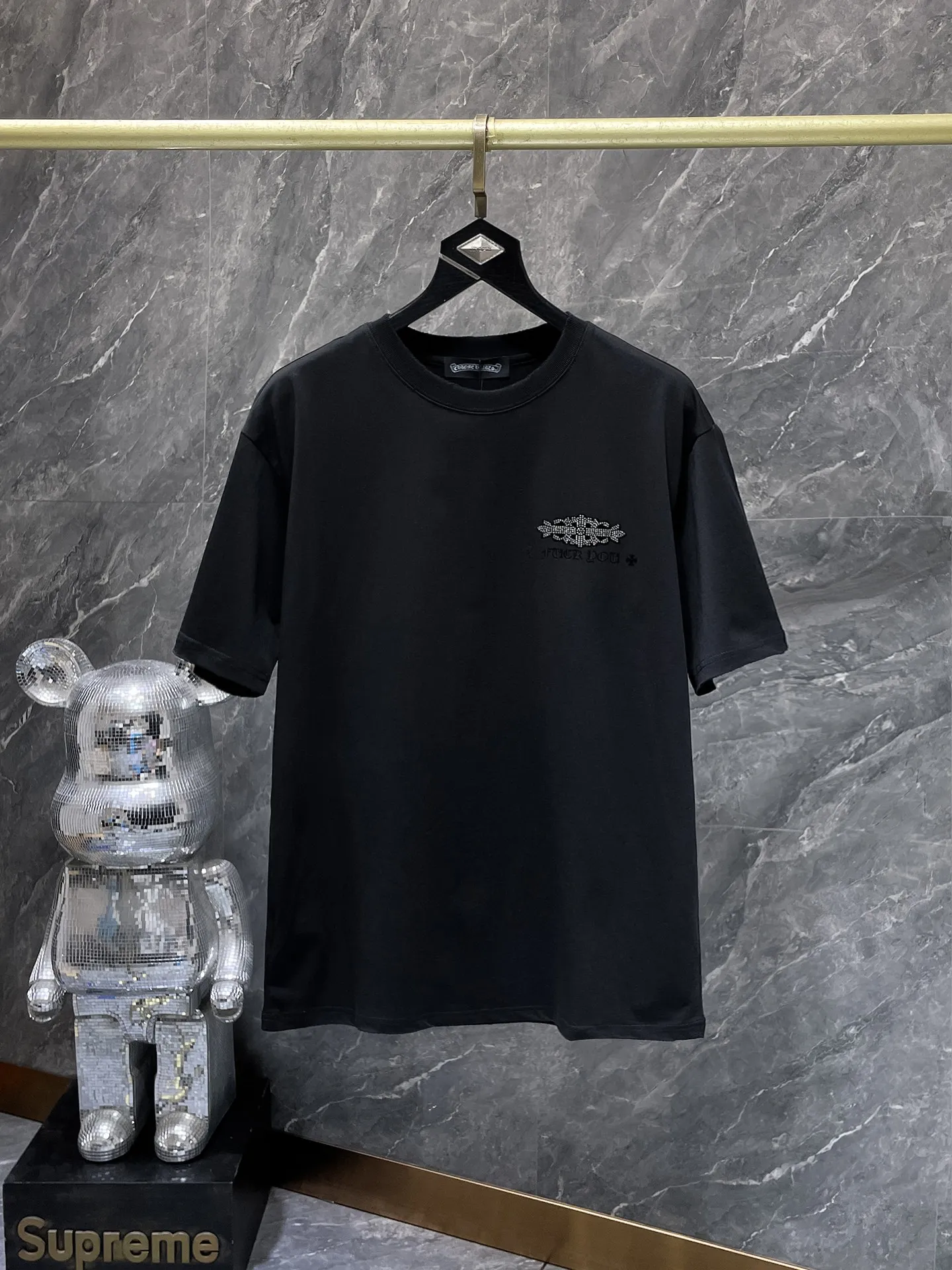 P170 New Chrome Hearts 25ss engraved film hot diamond version High weight environmentally friendly high-quality top fabric 280g Heavy hot diamond horseshoe Sanskrit letter cross short sleeves counter synchronization 1:1 replica version Recommended color: black white code number: S, M, L, X